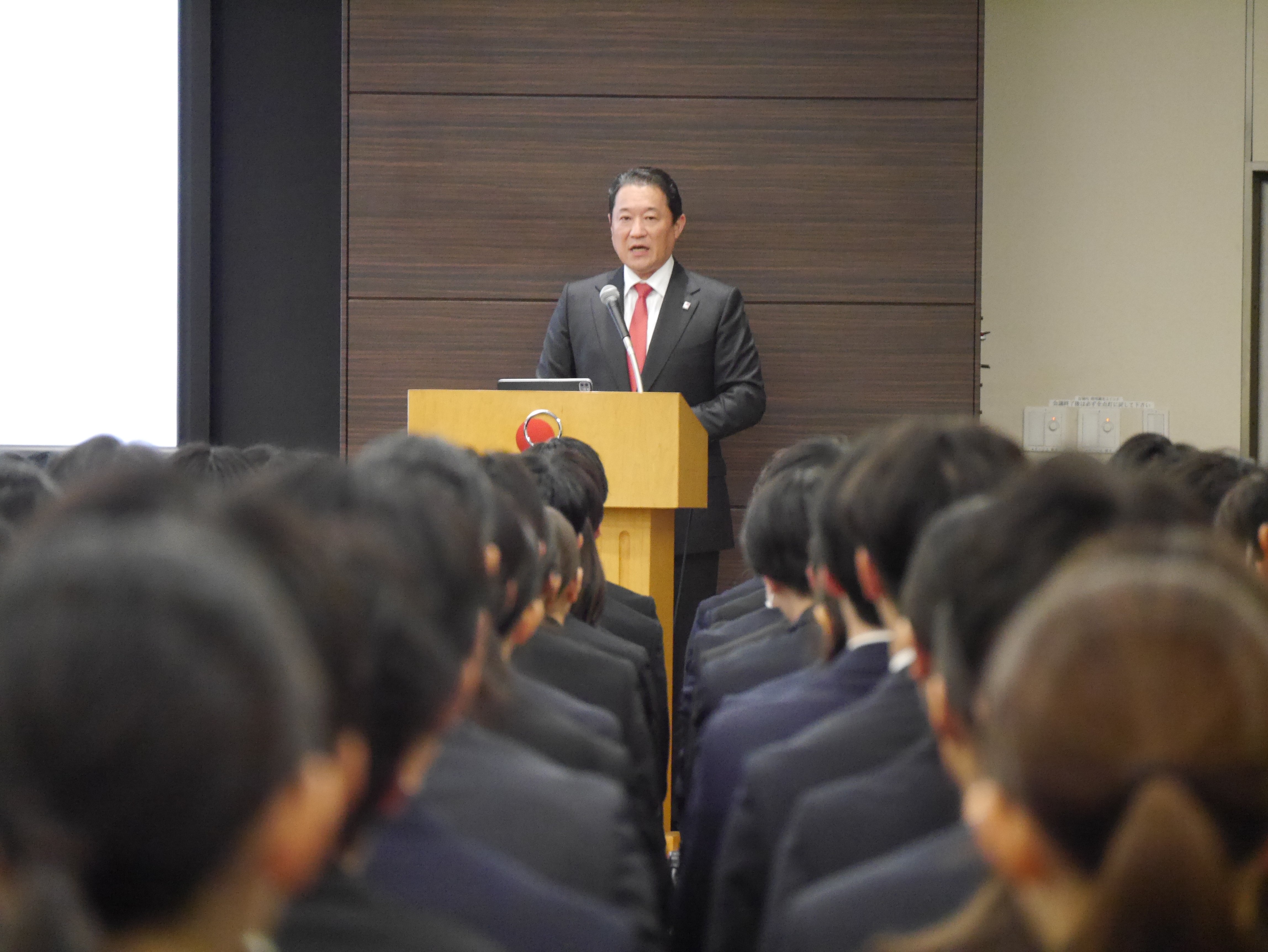 騒動中の就活の末――損保ジャパン社長が396人の新入社員に語ったこと